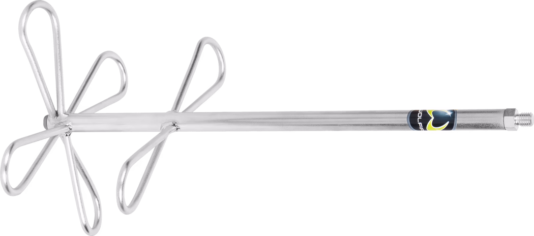 Close-up van een metalen mengpeddel voor een boor op een witte achtergrond. Het gereedschap heeft een lange cilindrische stalen as met een schroefdraad en een zeskantmoer voor bevestiging. Aan de andere zijde zijn twee rijen met elk drie druppelvormige gebogen draadbladen symmetrisch rond de as gelast, wat een zesvleugelige mengkop vormt. De peddel is verzinkt of verchroomd, met zichtbare lasnaden en een klein fabrikantstickertje nabij de draad. Ontworpen om verf, pleister, cement, voegmortel, lijmen en andere viskeuze materialen te mengen met een handboor, en zorgt voor een krachtige circulatie en minder luchtinsluiting.