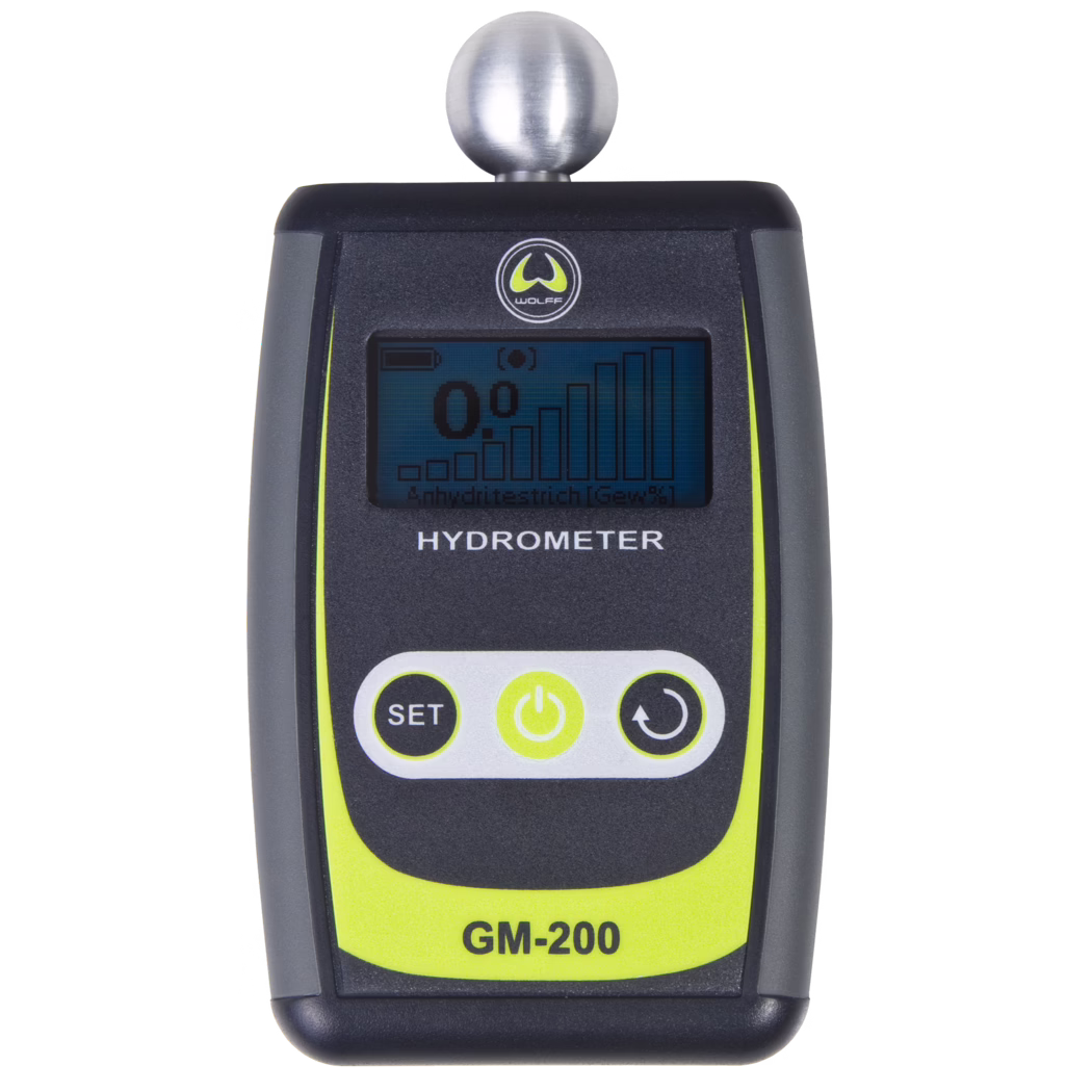 WOLFF_Dummy_71054_GM 200_2025-08 Handzaam digitaal hydrometer/vochtmeter GM-200 met een metalen bolvormige sonde bovenop. Het apparaat heeft een zwart- en donkergrijs kunststofbehuizing met neongele accenten, een klein monochroom display dat '0°' en een staafdiagram toont, het 'WOLFF'-logo boven het display, de aanduidingen 'HYDROMETER' en 'GM-200' en drie ronde knoppen aan de voorkant met 'SET', een aan/uit-symbool en een draai-/terugsymbool.