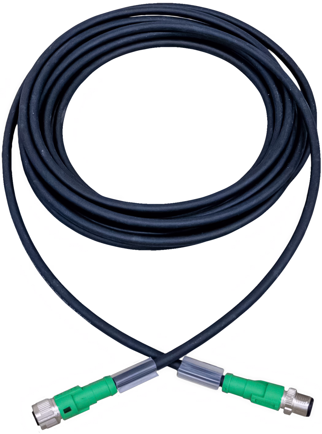 WOLFF_Dummy_171792_Connecting cable remote control_2025-08 Opgerolde zwarte kabel met twee groene connectoren: Een lange, rubberen zwarte kabel netjes opgerold in een cirkelvormige lus op een witte achtergrond. Beide uiteinden hebben groene kunststof connectoren met zilverkleurige, schroefbare metalen koppelingen en korte grijze trekontlastingen; de kabel vormt onderaan een hartachtige vorm waar de twee uiteinden elkaar kruisen. Het oppervlak van de kabel vertoont lichte structuur en gebruikssporen. De afbeelding is vrijstaand op witte achtergrond en van bovenaf gefotografeerd, en toont de volledige spoel en connectoren — geschikt voor productvermeldingen en technische beschrijvingen.