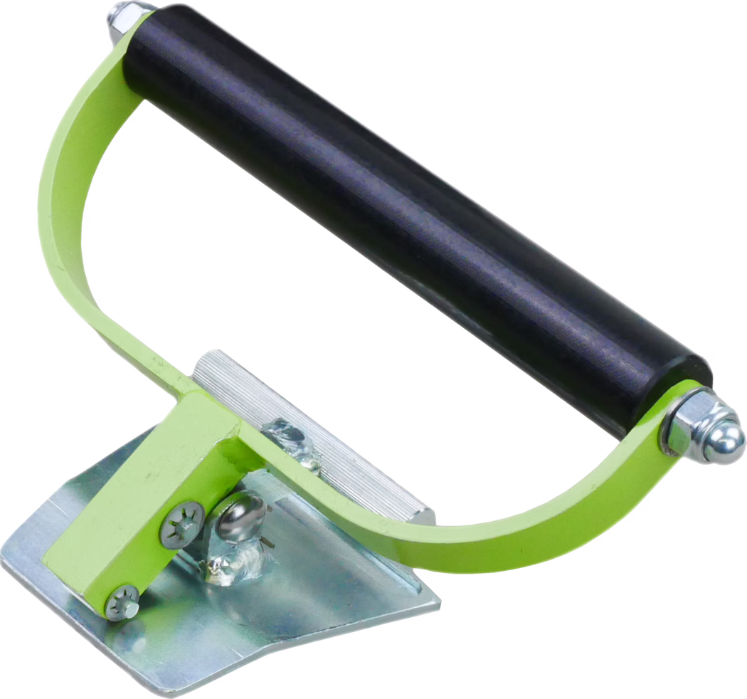 WOLFF_Dummy_10068_carpet clamp two handed_2025-08 Close-up van een handrolgereedschap: een zwarte cilindrische rubberen rol gemonteerd in een limoen-groene U-vormige metalen beugel met chroomboutjes aan beide uiteinden. De beugel is verbonden met een kleine, schuin geplaatste zilveren montageplaat met zichtbare schroeven en een lasnaad. Een geribbelde zilveren klem bevindt zich dicht bij de basis van de rol. De foto op witte achtergrond toont duidelijke details van de lak, metalen bevestigingen en draaipunten en benadrukt de compacte, robuuste constructie voor het aandrukken of gladstrijken van oppervlakken.