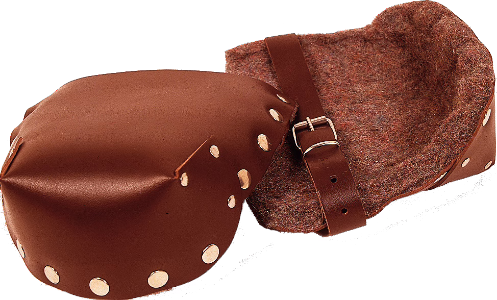 Twee bruine lederen beschermkappen met vilten voering en metalen klinknagels, één opengelegd zodat de zachte, wolachtige binnenvoering zichtbaar is, verbonden door een leren riem met een verstelbare metalen gesp, gefotografeerd op een witte achtergrond.