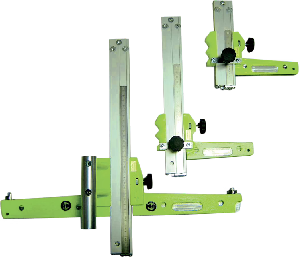 Close-up van drie instelbare geleider-/aanslag-assemblages voor werkplaats-jigs, gefotografeerd op een witte achtergrond. Elk assemblage heeft een geëxtrudeerde verticale aluminium rail met een gegraveerde metrische schaal, een groen gecoate horizontale stalen arm met montagegaten en een geïntegreerd waterpasje, en zwarte kunststof vergrendelingsknoppen voor fijne afstelling. Eén assemblage bevat een cilindrische stalen huls voor bevestiging op een pen; zichtbare bevestigingsmiddelen zijn verzonken schroeven en bouten. De onderdelen tonen bewerkte randen en geanodiseerde of gelakte afwerking; algemeen: een modulair schuifend geleider- of aanslagsysteem voor nauwkeurige positionering bij zagen, frezen, boren of maatwerkoplossingen.