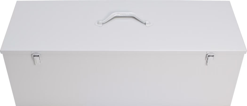 Witte metalen opbergkist met scharnierend deksel, centraal handvat bovenop en twee sluitingen aan de voorkant, van boven gefotografeerd op een witte achtergrond.