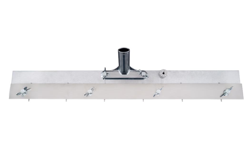 Een robuuste metalen vloerwisserkop gefotografeerd op een witte achtergrond. Het product bestaat uit een lange rechthoekige gegalvaniseerde stalen plaat met een centrale buisvormige houder voor een steel, gemonteerd op een versterkte beugel. Een vervangbare rubberen of vilten strip is aan de onderrand bevestigd en met meerdere vleugelmoeren en kleine schroeven aan de voorzijde vastgezet. Het oppervlak heeft een ruwe metalen afwerking en zichtbare bevestigingsmiddelen; het ontwerp is bedoeld om water, mortel en vuil van vloeren te schrapen, te egaliseren of te verwijderen tijdens bouw- en schoonmaakwerkzaamheden.