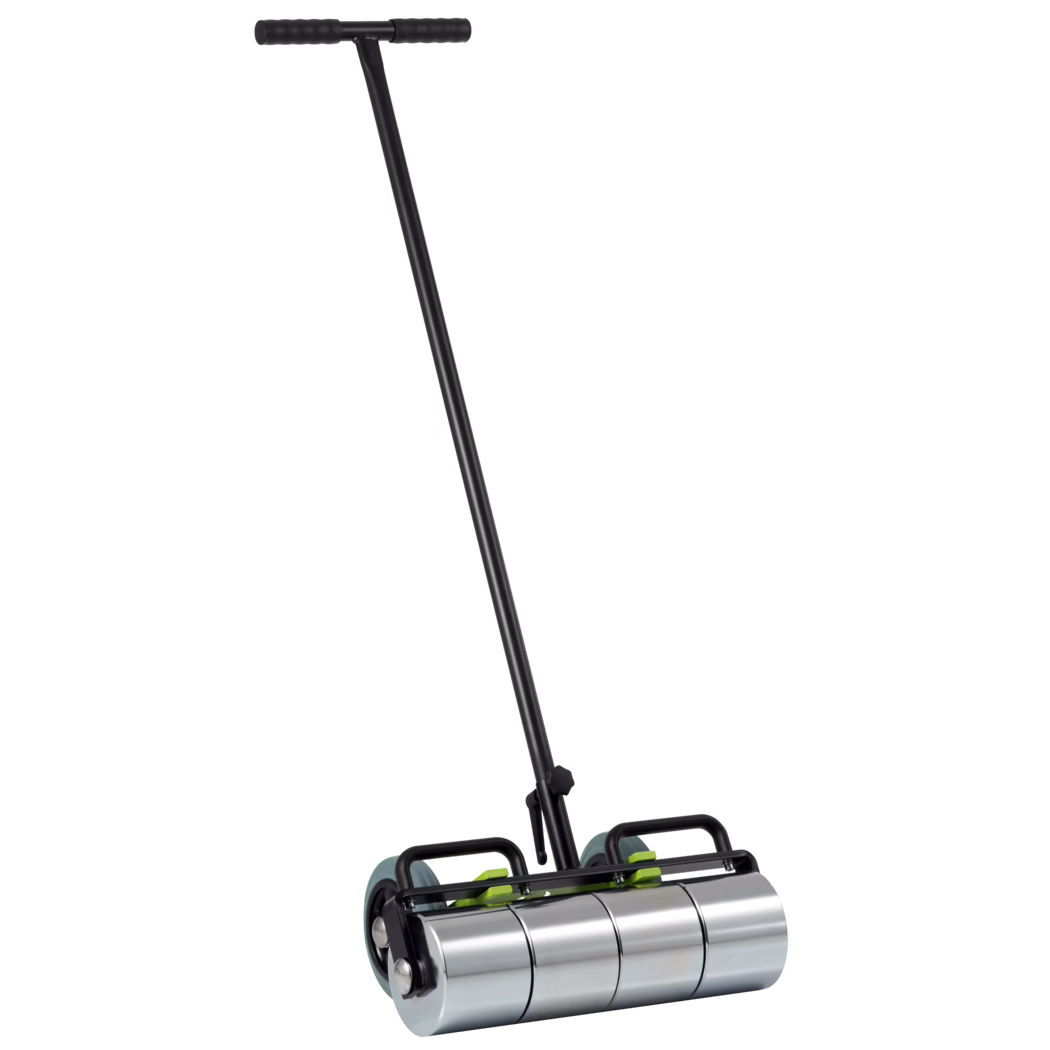 Zwarte gazon- / tuinwals met T-handvat en schuimhandgrepen, lange schuine steel; drie glanzende metalen cilinderrollen bevestigd op een zwart frame met kleine wieltjes, afgebeeld op witte achtergrond.