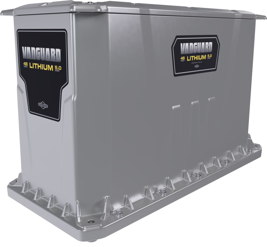 Zilverkleurige rechthoekige metalen behuizing van een Vanguard-lithiumbatterijmodule met de tekst 'VANGUARD 48 VOLT LITHIUM 5.0 kWh'. Stevige industriële behuizing met zichtbare bevestigingsflenzen en bouten langs de basis, een glad reflecterend metalen oppervlak, verstevigde hoeken en twee zwarte productlabels met opvallende merknaam op de zijkanten.
