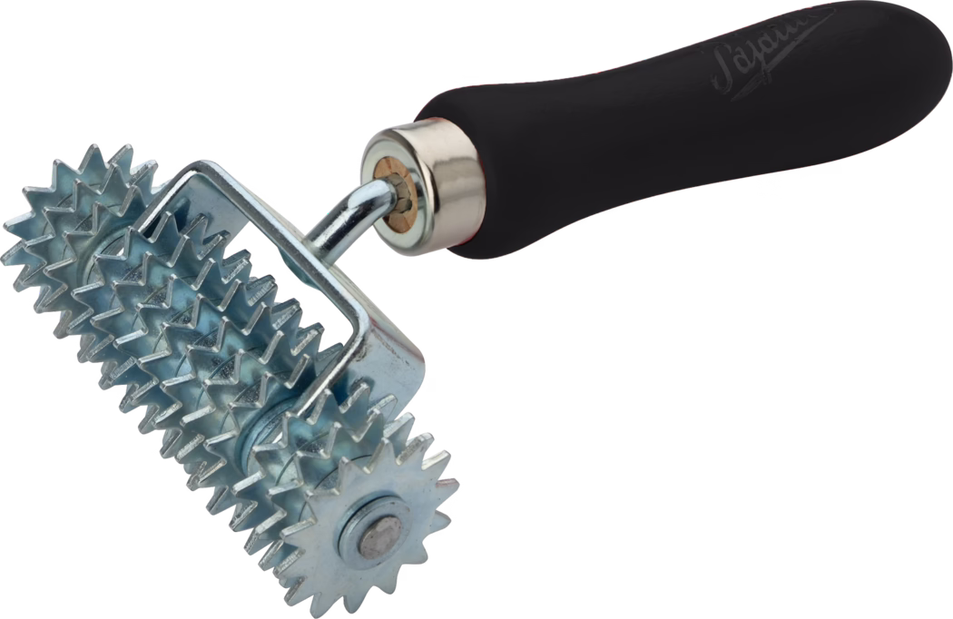 Close-up van een metalen prikroller met meerdere in elkaar grijpende, stervormige wielen en een zwarte ergonomische handgreep. De gegalvaniseerde rollen hebben scherpe, gelijkmatig verdeelde tanden op verschillende kleine wieltjes die op een as draaien; ze zijn gemonteerd in een stevige verchroomde beugel die via een gebogen metalen schacht is verbonden met een gepolsterde zwarte kunststofgreep. Het gereedschap is gefotografeerd tegen een witte achtergrond en wordt gebruikt om naden aan te drukken, oppervlakken op te ruwen, textuur te creëren of de hechting te verbeteren bij vloeren, behangen, leerbewerking of knutselwerk.