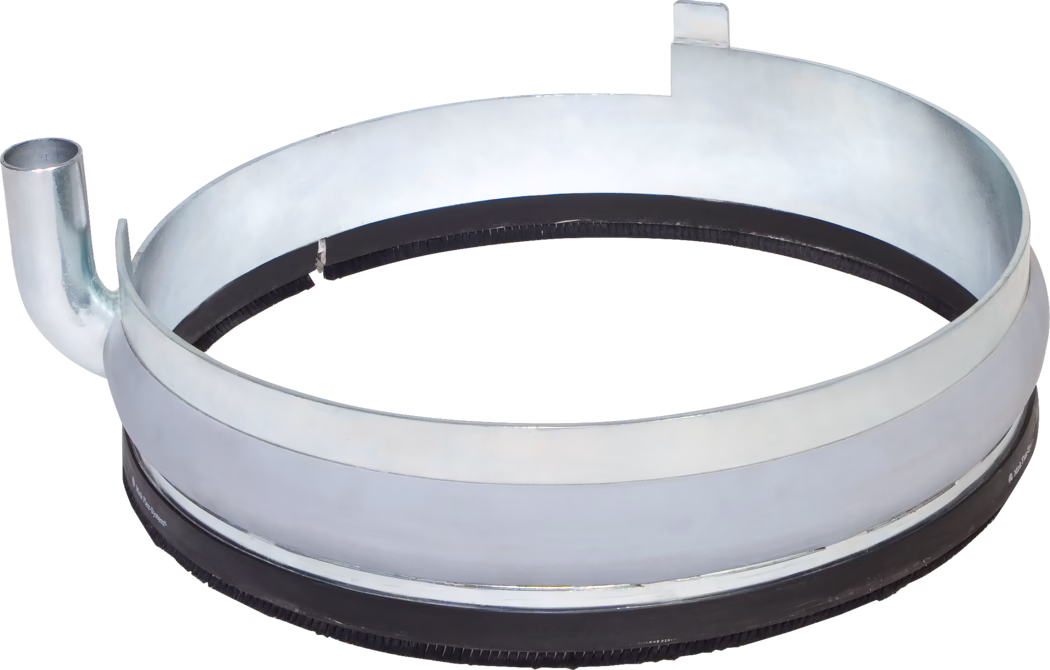 WOLFF_Dummy_72462_74177_Dust ring with extraction outlet_2025-08 Een metalen cirkelvormige ring met een gladde, glanzende oppervlakte en een zwarte rubberen strip aan de onderrand. Hij heeft een uitlaatpijp aan de linkerkant en een kleine inkeping aan de rechterkant, wat suggereert dat hij is ontworpen voor een specifieke mechanische of industriële functie, waarschijnlijk gerelateerd aan het vasthouden of beveiligen van componenten.