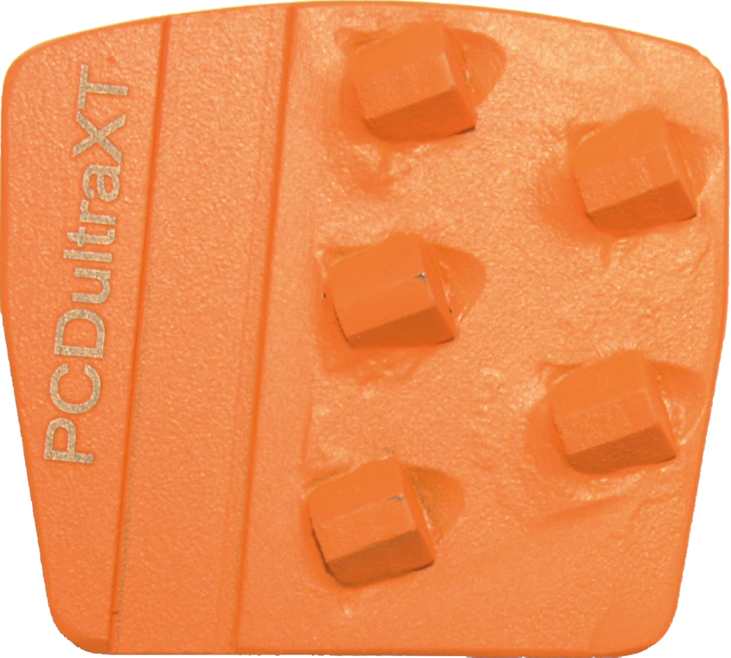 WOLFF_Dummy_75365_PCD ultra XT orange_2025-08 Close-up van een oranje, trapeziumvormig slijp- of polijstsegment met vijf vierkante slijpknoppen op het oppervlak, een gestructureerde basis en een verticale verhoging links met de opdruk 'PCDultraXT'. Het gereedschap vertoont lichte gebruikssporen en wordt gebruikt voor het bewerken van beton- of steenoppervlakken.